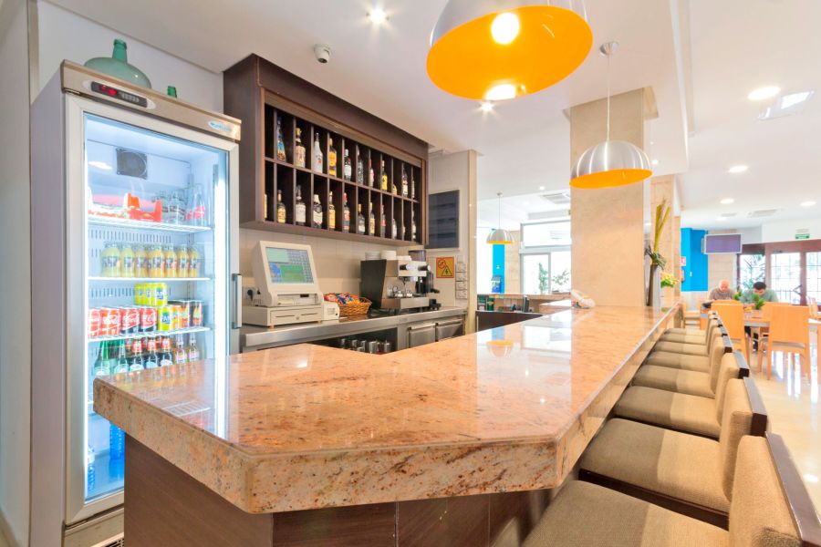 El Hotel Orosol en San Antonio Ibiza tiene bar para clientes y huéspedes