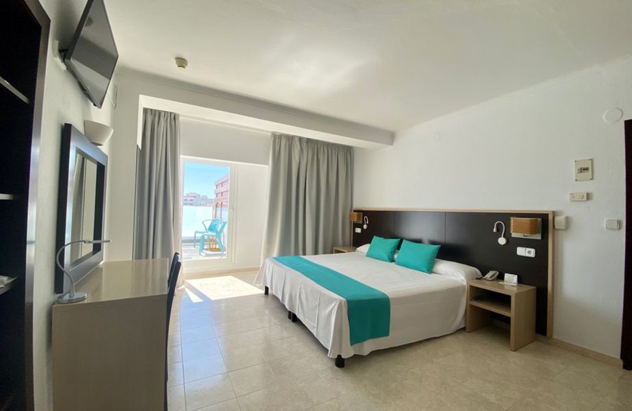 Algunas de las habitaciones de hotel Orosol Ibiza tienen balcón y terraza